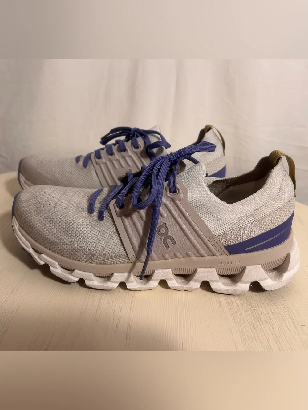 On Running Women’s Sneakers in Light Gray/White with Purple Laces